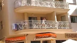 女同性戀者在女朋友的肛門上使用性愛機器