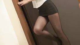 青少年日本人在她剃光的陰部得到暨射擊