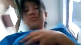 一個有經驗的男人帶著一個可愛的女孩進入更衣室，並在屁股上操她