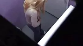 在廁所裡偷窺一個年輕的西班牙人