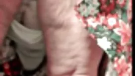 可愛的小寶貝在一個狂野的海灘上和一個男人相遇，並開始引誘他