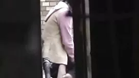 在桌上的堅硬家庭肛門棍子與被編織的蛹