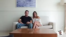 那傢伙邀請了女兒的女朋友，並熱情地操她