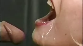 成熟的女人在凸輪上吮吸男朋友的雞巴