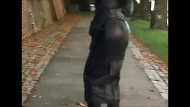 妻子在第一個人身上吮吸丈夫