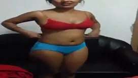 有經驗的女人引誘了她兒子的朋友並給了他一個口交