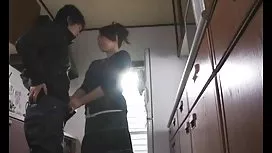 年輕性感的模型為她的男朋友跳舞