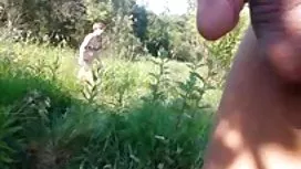 兩個苗條的辣妹吮吸另一個雞巴，輪流他媽的剃光貓