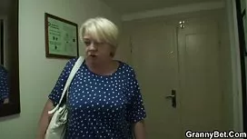 頑皮的金發女郎向農民展示她被炸的陰部