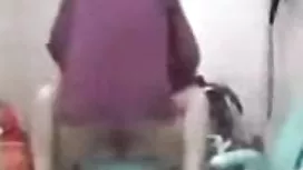 在狂野性行為之後，這個女孩洗了個澡，整理好了