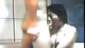 年輕的金發女郎亂搞經驗豐富的俄羅斯妓女
