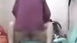 一個年輕的男同性戀者精明地燒著一個年邁的父親在屁股