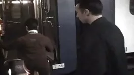 哥哥在她裸體的妹妹身上偷窺，並且把她的性交燙了