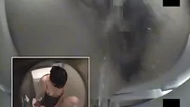 年輕的亞洲人被戴上手銬
