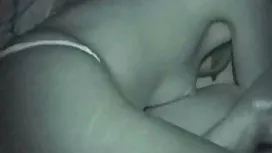 在海鷗的啼聲下游艇上的粗暴性