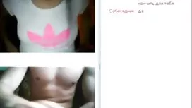 18歲的寶貝顯示她的twat和她一起玩